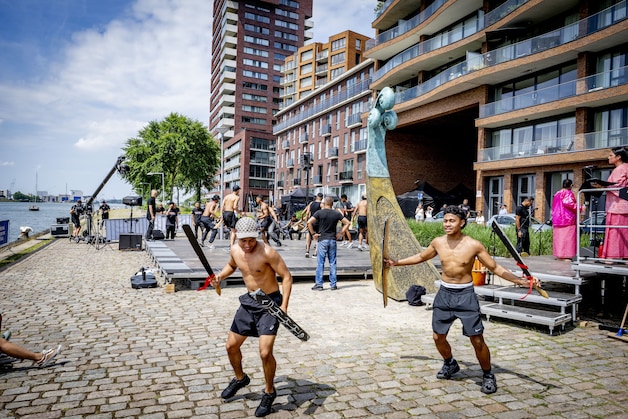 Het monument Ulu Kora aan de Rotterdamse Lloydkade is geïnspireerd op de voorsteven van een traditionele Molukse korakora en markeert de aankomstplek van de eerste Molukse gezinnen in 1951.