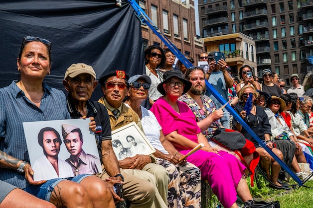 Molukkers luisteren naar de excuses van Rob Jetten