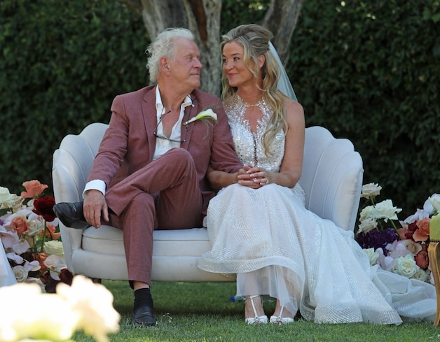 Zij was de 'golddigger', hij de 'onbehouwen hork', nu zijn Albert en Joyce  uit B&amp;B vol liefde getrouwd | Show | AD.nl