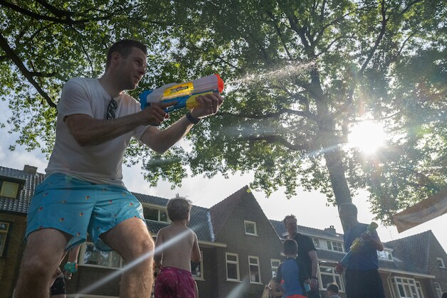 Honderd mensen gaan elkaar te lijf bij groot watergevecht in Breda ...
