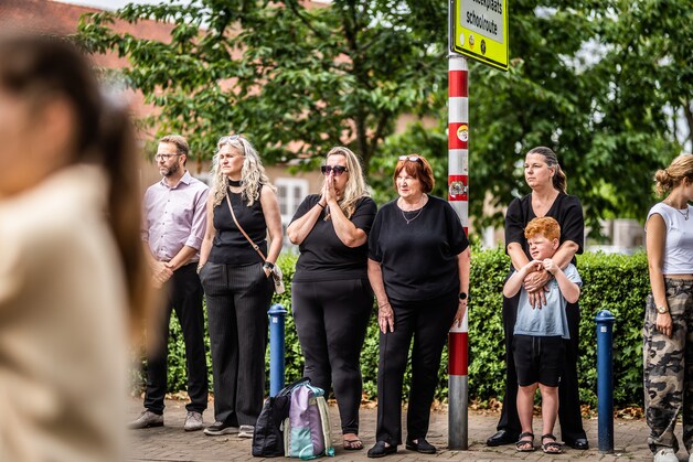Doodstil langs de Dorpstraat voor Sam (13): klasgenoten en dorpsgenoten ...