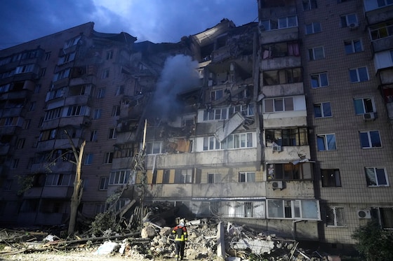 Het zwaar beschadigde wooncomplex in Kyiv.