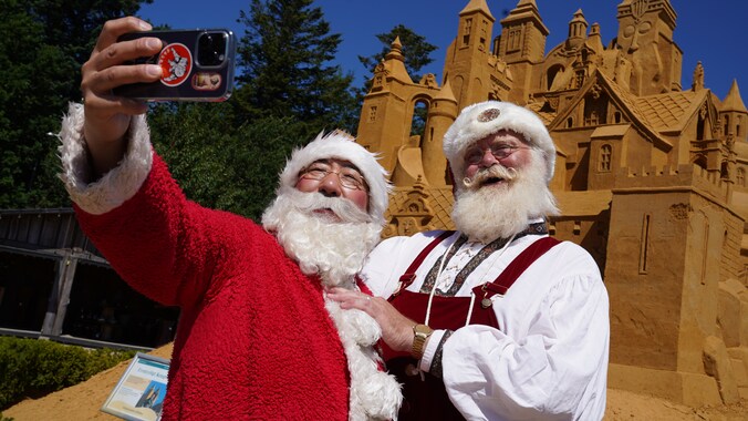 Ho ho ho in hartje zomer: tientallen kerstmannen komen bijeen in ...