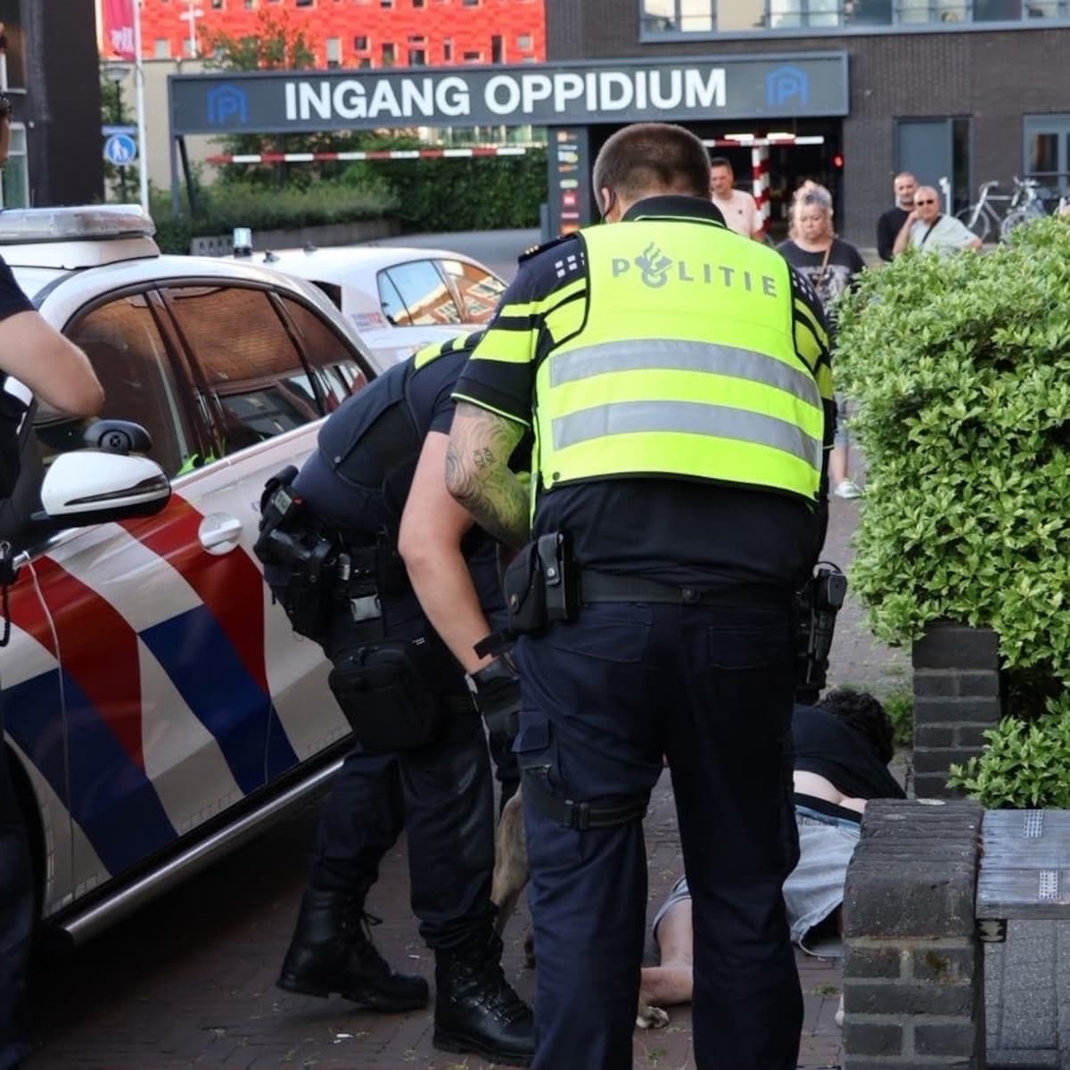 Politieagenten overmeesteren verdachte op straat