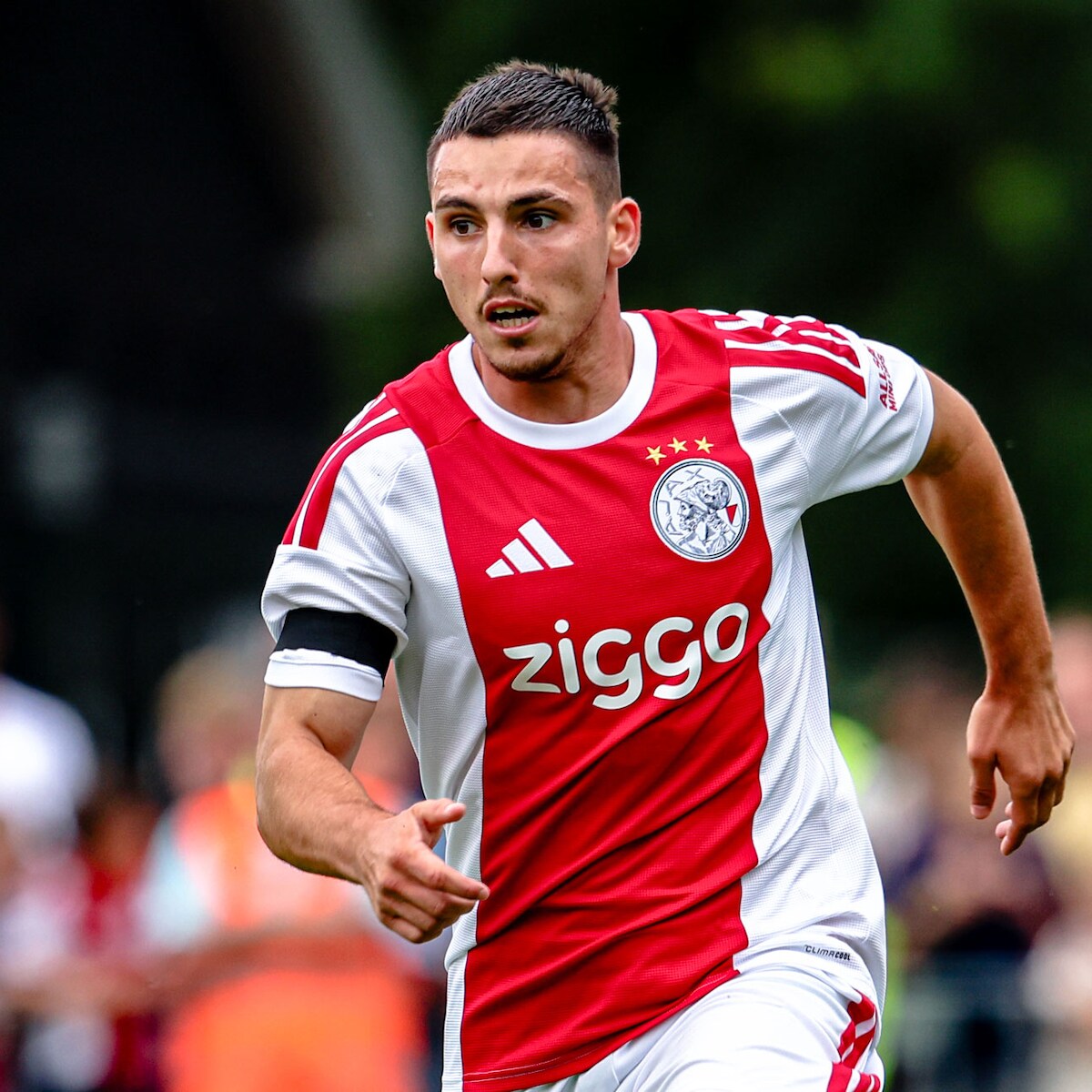 Oscar Gloukh is vastberaden om alsnog te slagen bij Ajax: 'Dat Berghuis het  voor me opnam, was aardig van hem' | Sport | AD.nl