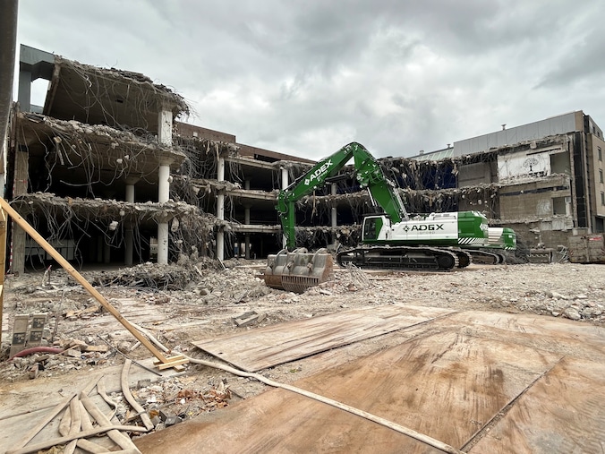 Sloop voormalig V&D-pand in centrum van Zeist in volle gang | Regio | AD.nl