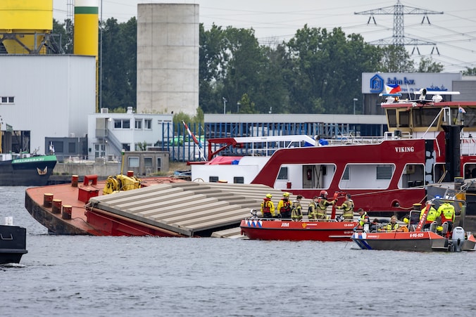 Opvarende gezonken duwboot Coenhaven vermist, bergingsoperatie gestart |  Regio | AD.nl