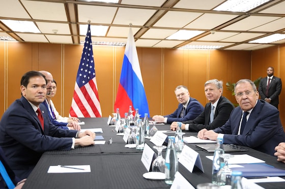 Buitenlandminister Marco Rubio (links vooraan) en tegenover hem zijn Russische collega Sergej Lavrov.