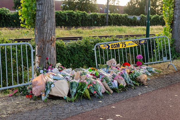 Bloemen, kaarsen en persoonlijke boodschappen liggen op de Westkanaaldijk in Maarssen ter nagedachtenis aan de twee jonge vrouwen die daar om het leven kwamen bij een verkeersongeval.