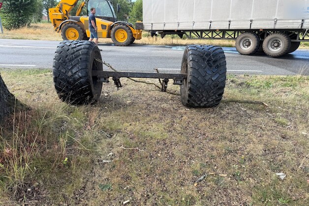 Tractor botst met oplegger tegen boom in Volkel, as met twee wielen ...