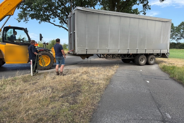 Tractor botst met oplegger tegen boom in Volkel, as met twee wielen ...