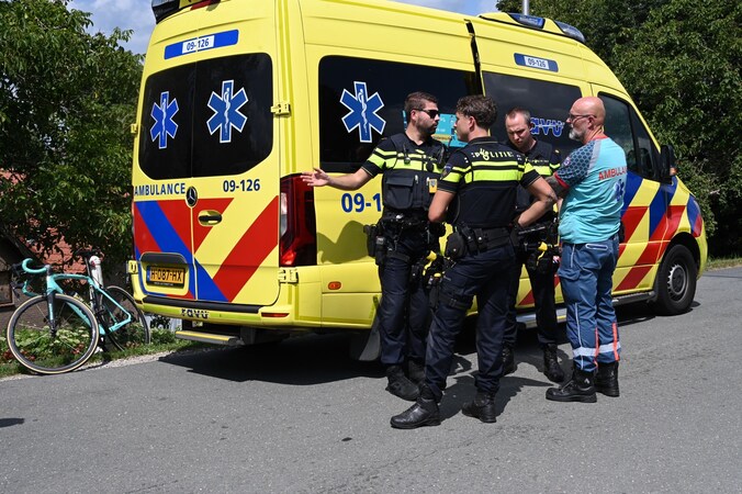 Wielrenner gewond na aanrijding met bestelbus in Everdingen | Regio | AD.nl