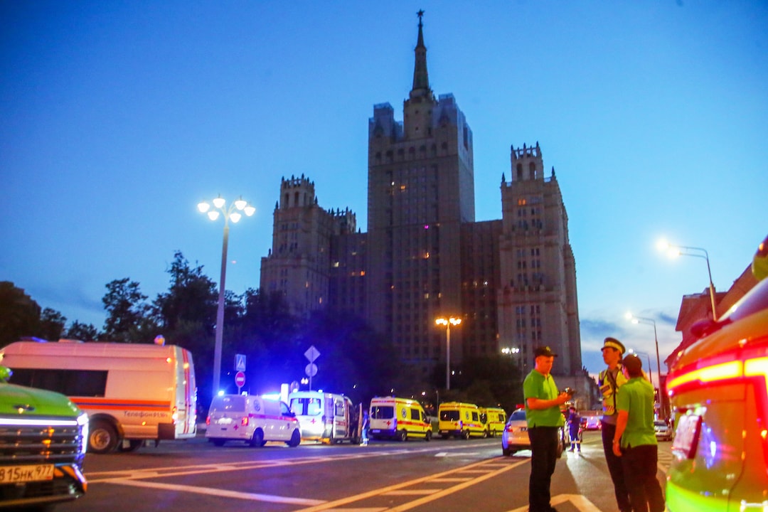 hulpdiensten-staan-opgesteld-nabij-het-restaurant-in-moskou-waar-zaterdag-1-augustus-een-dodelijke-explosie-plaatsvond