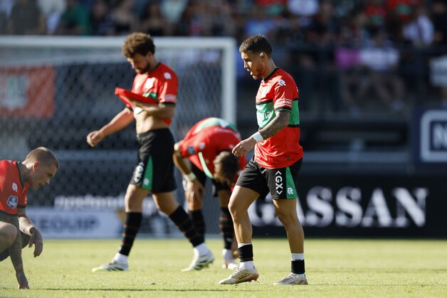 NEC-held Emre Mor stond minutenlang naast het veld door piercing: ‘Wist ...