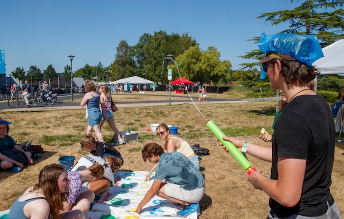 Waterpistolen, schaduw en 32,5 graden: nieuwe studenten trotseren ...