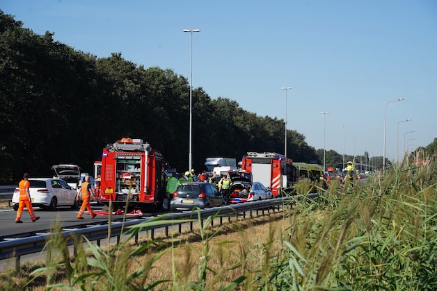 Twee doden en meerdere gewonden bij ongeval met vier auto’s op de A59 bij Heesch in de staart van file bij boerenprotest.

