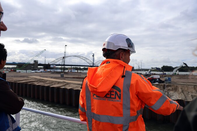 Kijkje vanaf het water op de bouwplaats van de twee nieuwe ...