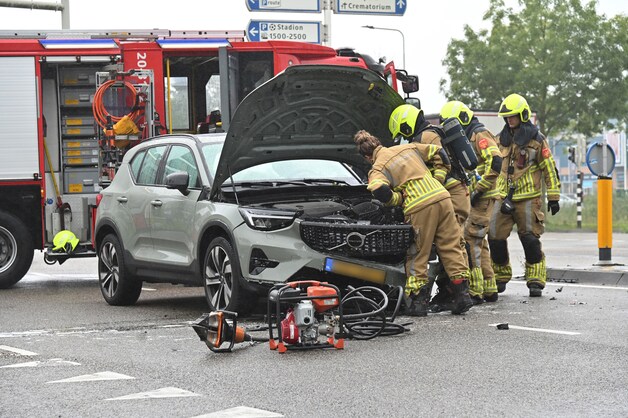 Auto en busje flink beschadigd na botsing op kruising in Breda | Regio ...