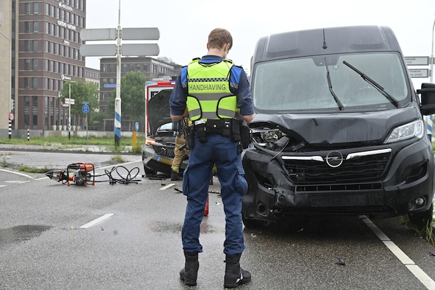 Auto en busje flink beschadigd na botsing op kruising in Breda | Regio ...