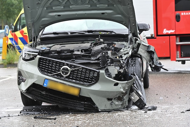Auto en busje flink beschadigd na botsing op kruising in Breda | Regio ...