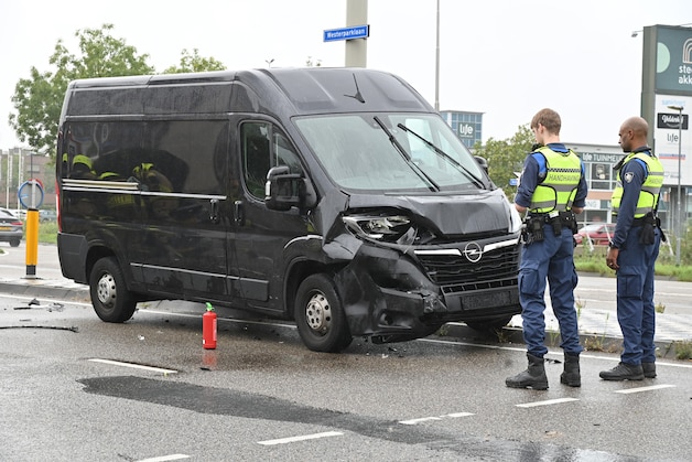 Auto en busje flink beschadigd na botsing op kruising in Breda | Regio ...