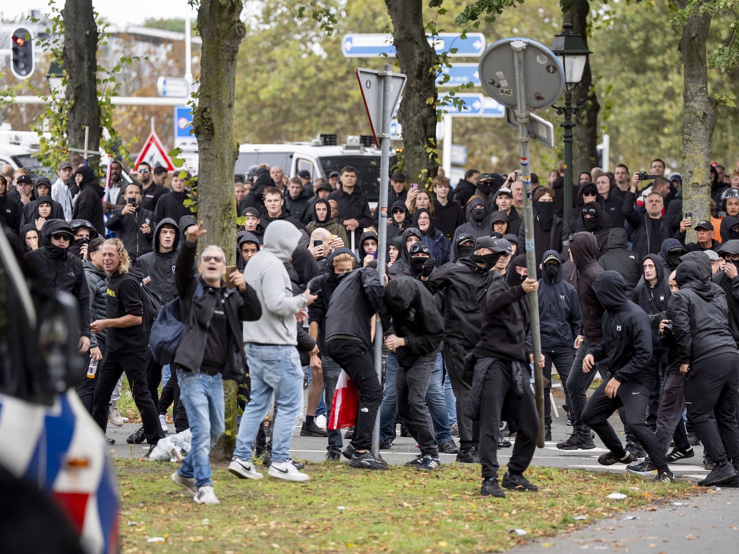 demonstranten-gooien-met-verkeersborden-tijdens-een-protest-onder-de-noemer-wij-zijn-het-volk-op-het-malieveld