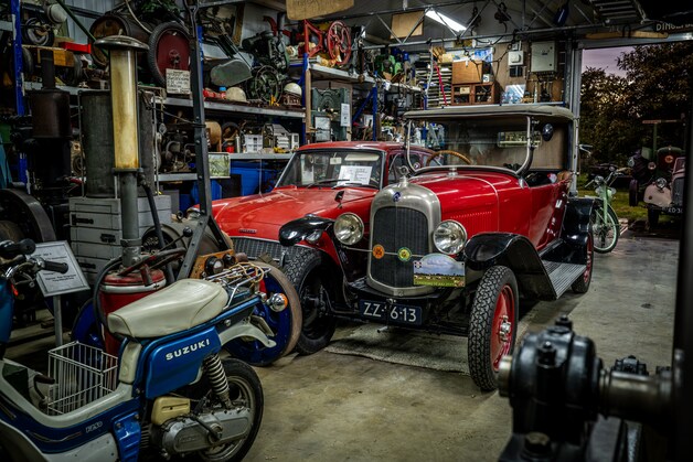 Jan (88) en zoon Michel hebben loods vol oude landbouwmachines: ‘Achter ...