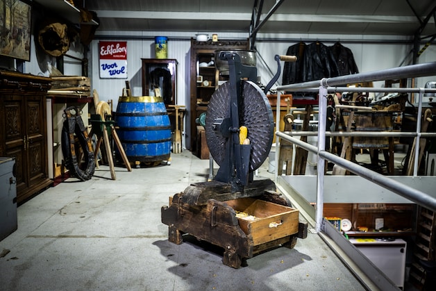 Jan (88) en zoon Michel hebben loods vol oude landbouwmachines: ‘Achter ...