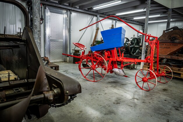 Jan (88) en zoon Michel hebben loods vol oude landbouwmachines: ‘Achter ...