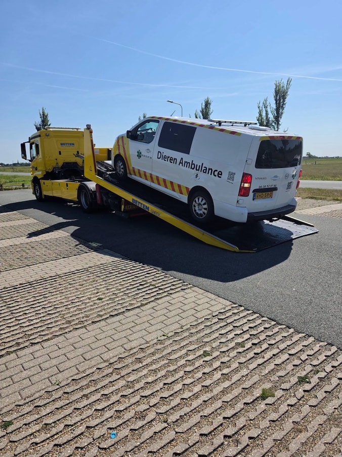 Dierenambulance De Waadhoeke staat stil door pech aan bus | Regio | AD.nl
