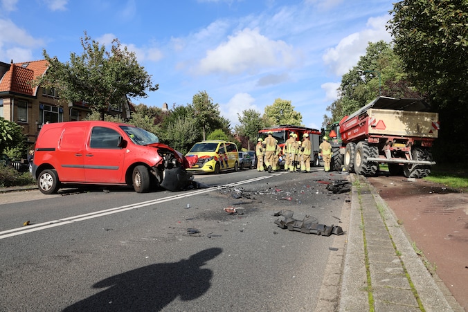 Brandweer bevrijdt bestuurder van bestelbusje na botsing met trekker in ...