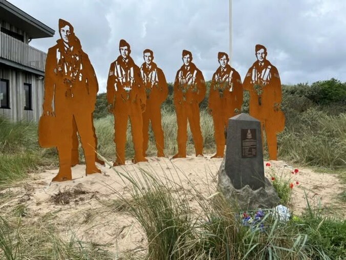 Castricum herdenkt omgekomen bemanning van Lancaster AJ-A op zaterdag ...