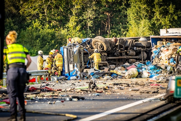 Twee vrachtwagenchauffeurs overleden bij ernstig ongeval op N48 in ...