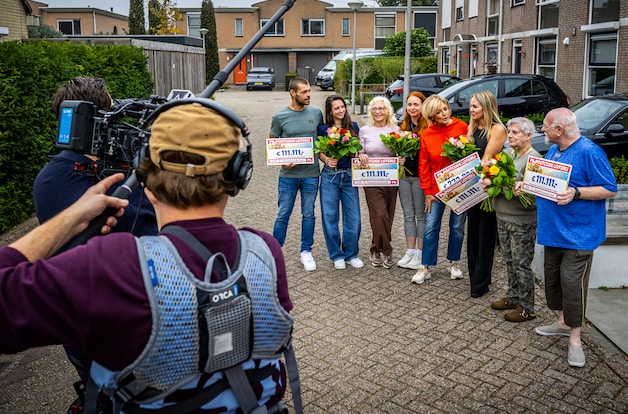 Anja (74) ‘wint nooit iets’, dan staat plots Caroline Tensen op de ...