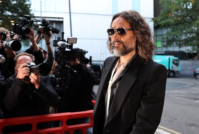 Aanklager noemt Russell Brand seksueel roofdier: ‘Meedogenloos ...