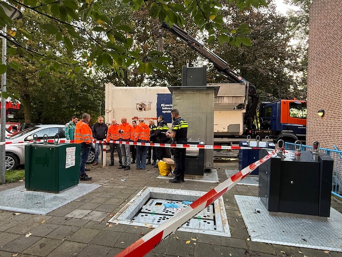 Oudere man valt 3 meter diep in gat van ondergrondse afvalcontainer in ...