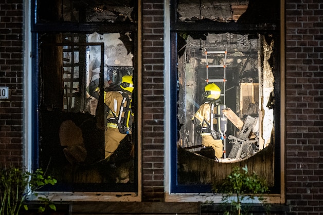 Drie mensen naar ziekenhuis na felle woningbrand aan Regulierenhof ...