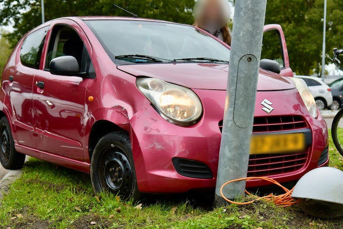 Auto belandt tegen lantaarnpaal bij botsing met auto in Den Helder ...