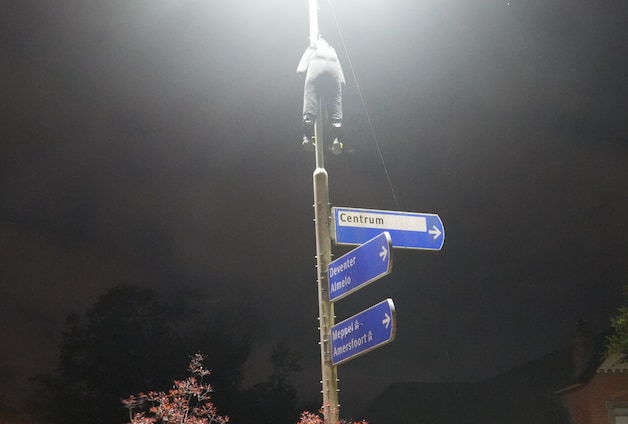 Politie kan niet lachen om stunt in Zwolle, Heralth (55) wordt geboeid ...
