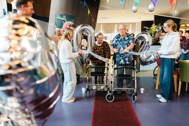 Eerste bewoners vieren dubbel jubileum bij 20 jaar Hooge Platen | Regio ...