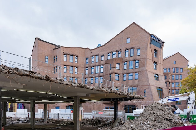 Hiphoppodium in De Amsterdamse Poort in Zuidoost op losse schroeven ...
