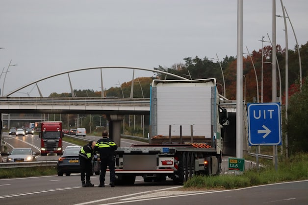 Auto en vrachtwagen botsen op Midden-Brabantweg in Kaatsheuvel | Regio ...