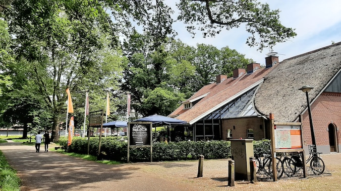Politie en FIOD doen inval in pannenkoekenhuis in Enschede | Regio | AD.nl