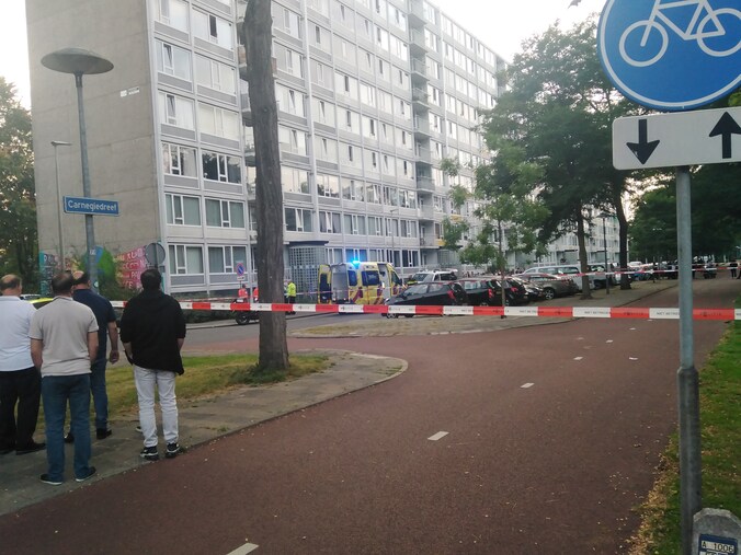 Gewonde vrouw (18) in Overvecht viel van flat, onbekende man door ...