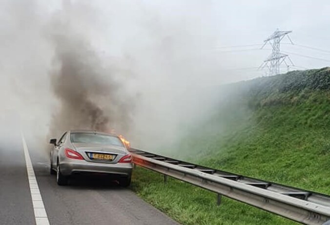 Autobrand bij tolpoortjes: mijn vrouw wees op de vlammen onder de auto ...