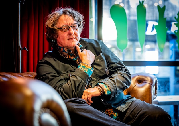Kees Thies is dan 66, maar wil nog niet stoppen met zijn columns: ‘Als de lezers mijn stukkies ook nog boeiend vinden, dan zie ik voorlopig nog geen reden om er een punt achter te zetten.’