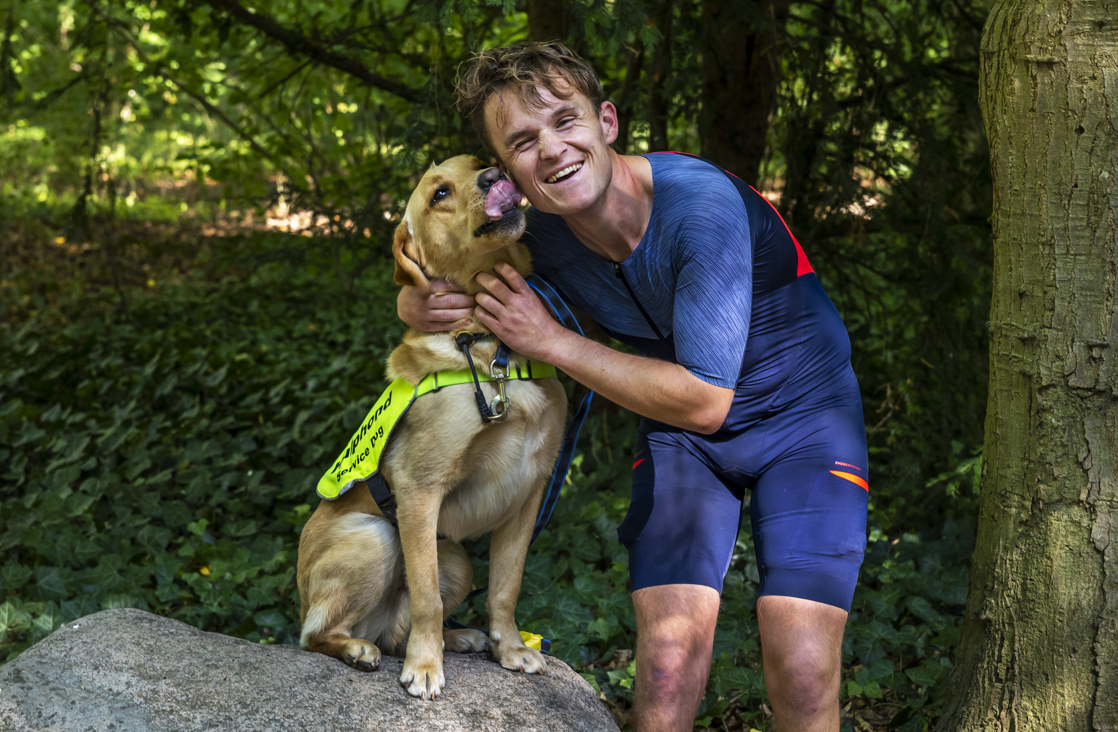 Kaj (27) liep een marathon met klompvoeten, nu traint hij voor ...