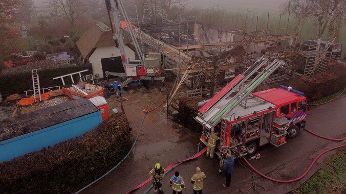 Boerderij in Nieuwland brandt volledig uit: ‘Vlammen sloegen van voor ...