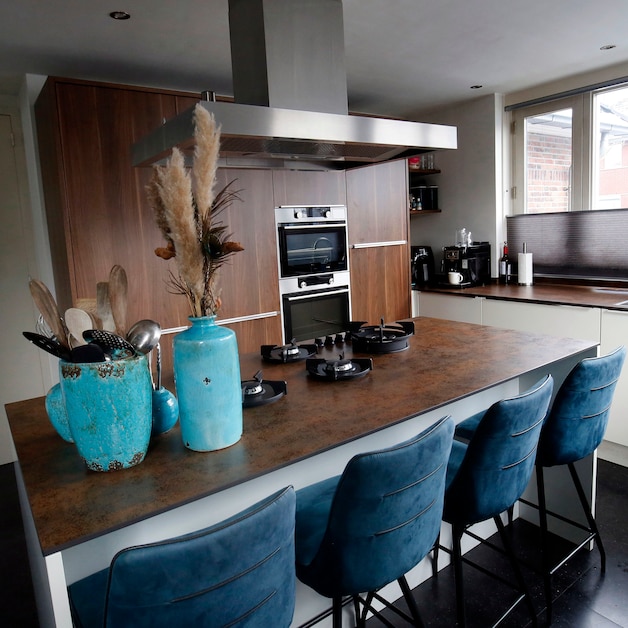 Lianne en Kees staan vanaf hun moderne villa zo op een dijk aan de ...