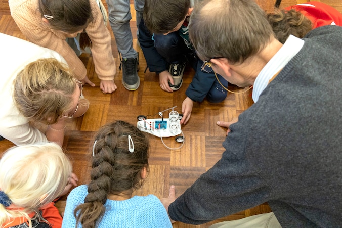 Kinderen maken monster en motor met micro:bit tijdens vier ...